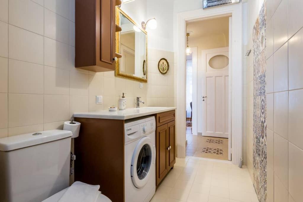 Neoclassical Apartment With 3 Bedrooms In Piraeus Exterior photo